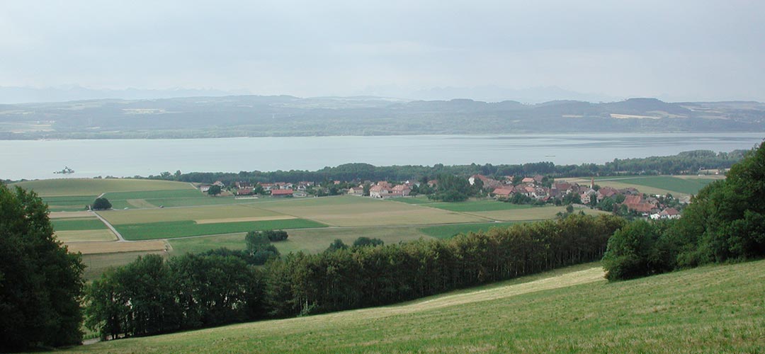 Vue depuis le refuge sur le village et lac